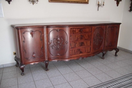 Ogromny mahoniowy bufet w typie chippendale z 1925 roku